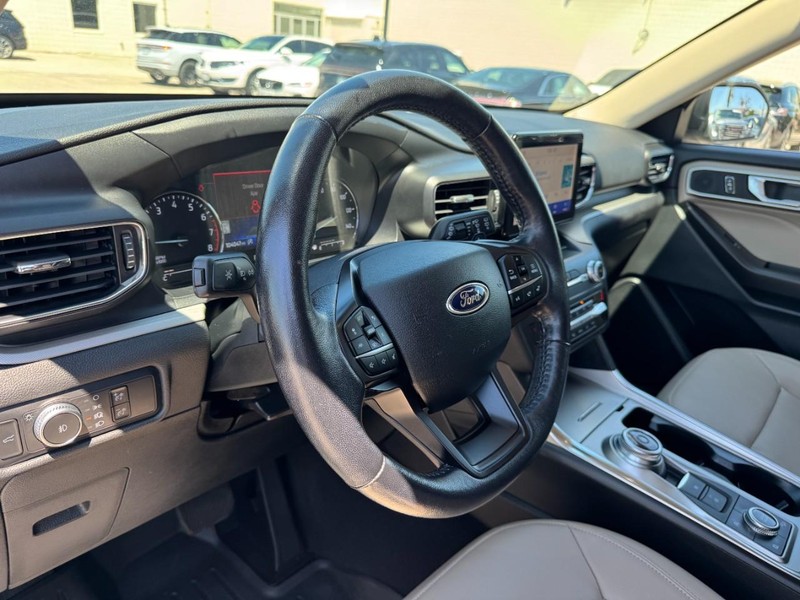 Ford Explorer Vehicle Full-screen Gallery Image 15