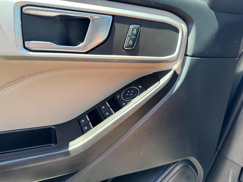 Ford Explorer Vehicle Full-screen Gallery Image 22