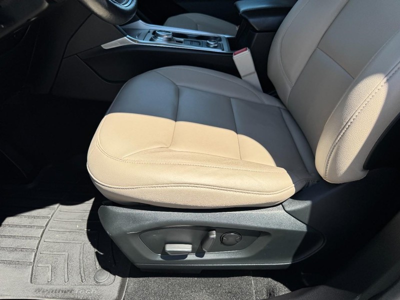 Ford Explorer Vehicle Full-screen Gallery Image 23