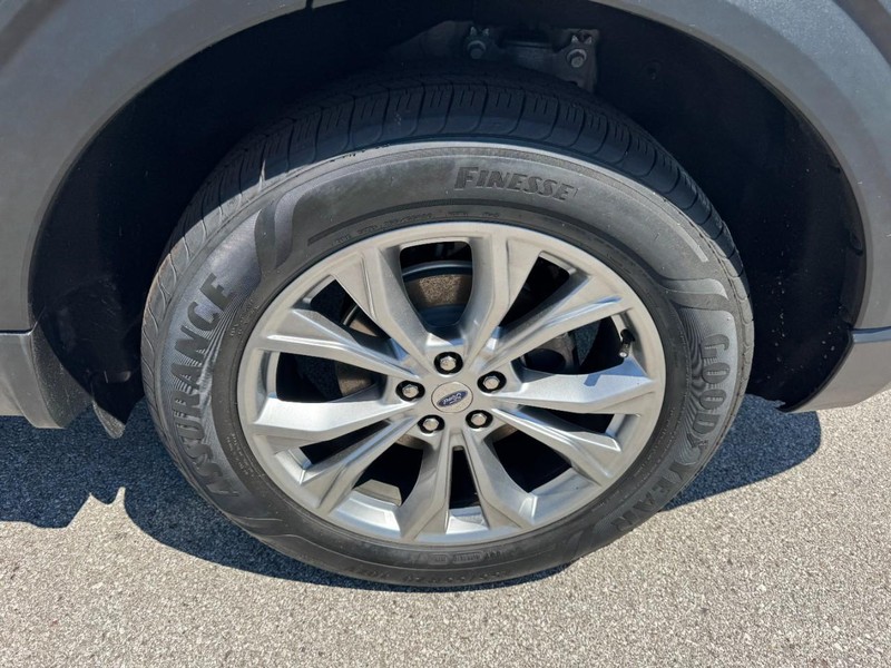 Ford Explorer Vehicle Full-screen Gallery Image 24