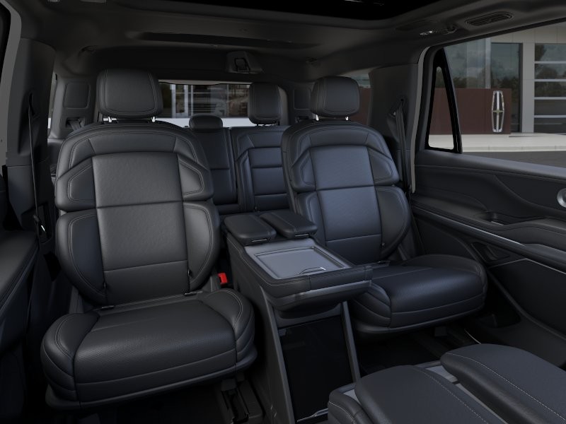 Lincoln Navigator Vehicle Full-screen Gallery Image 11