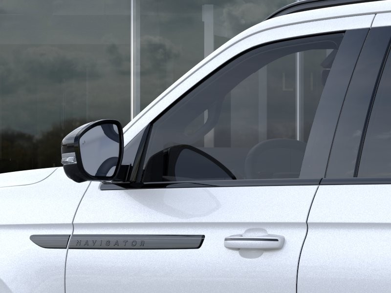 Lincoln Navigator Vehicle Full-screen Gallery Image 20