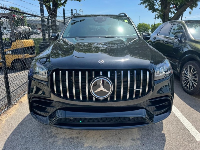 Mercedes-Benz GLS Vehicle Full-screen Gallery Image 02
