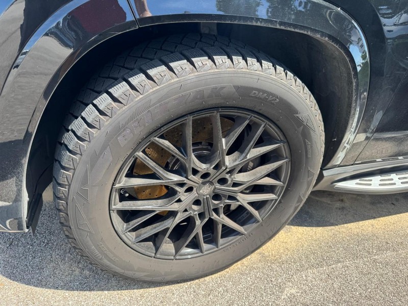 Mercedes-Benz GLS Vehicle Full-screen Gallery Image 04