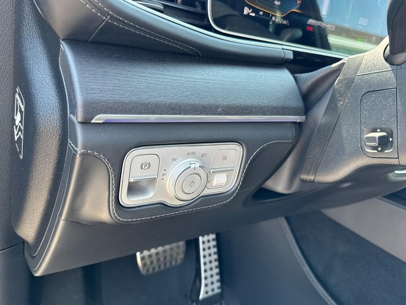 Mercedes-Benz GLS Vehicle Full-screen Gallery Image 14