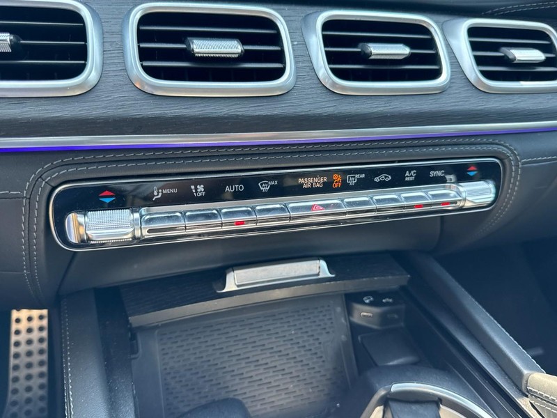 Mercedes-Benz GLS Vehicle Full-screen Gallery Image 17