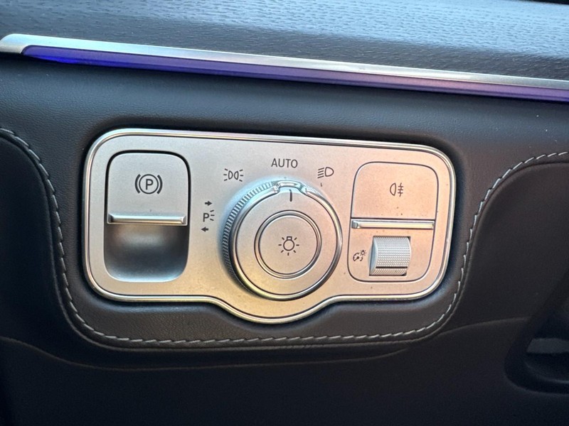 Mercedes-Benz GLS Vehicle Full-screen Gallery Image 22