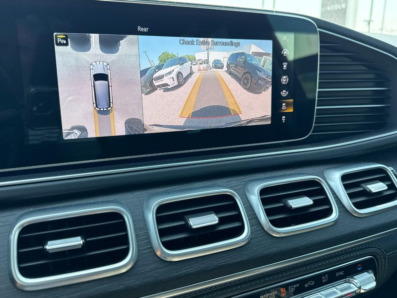 Mercedes-Benz GLS Vehicle Full-screen Gallery Image 24