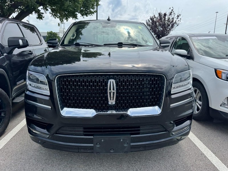 Lincoln Navigator Vehicle Full-screen Gallery Image 02
