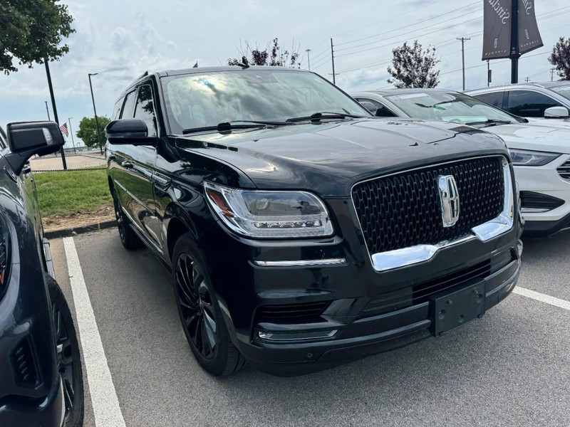 Lincoln Navigator Vehicle Full-screen Gallery Image 03