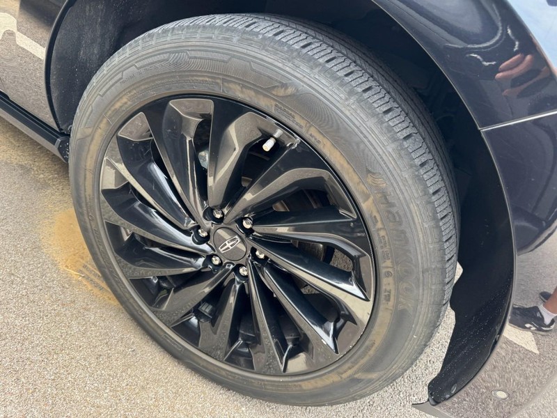 Lincoln Navigator Vehicle Full-screen Gallery Image 04