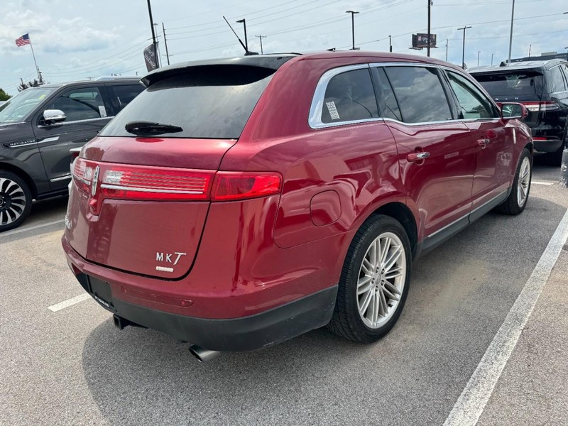 Lincoln MKT Vehicle Full-screen Gallery Image 03