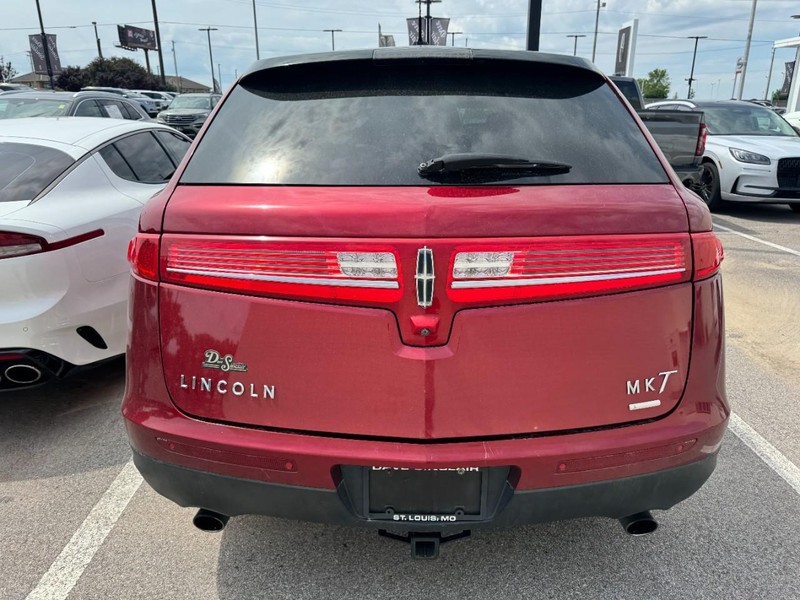 Lincoln MKT Vehicle Full-screen Gallery Image 04