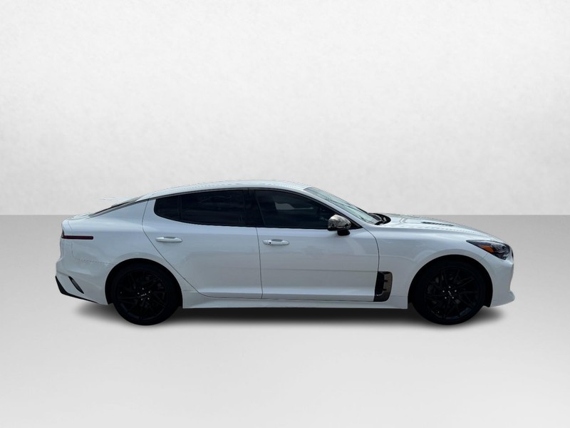 Kia Stinger Vehicle Full-screen Gallery Image 04