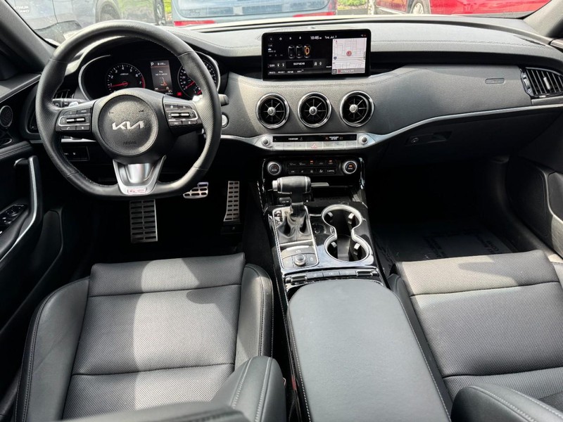 Kia Stinger Vehicle Full-screen Gallery Image 09