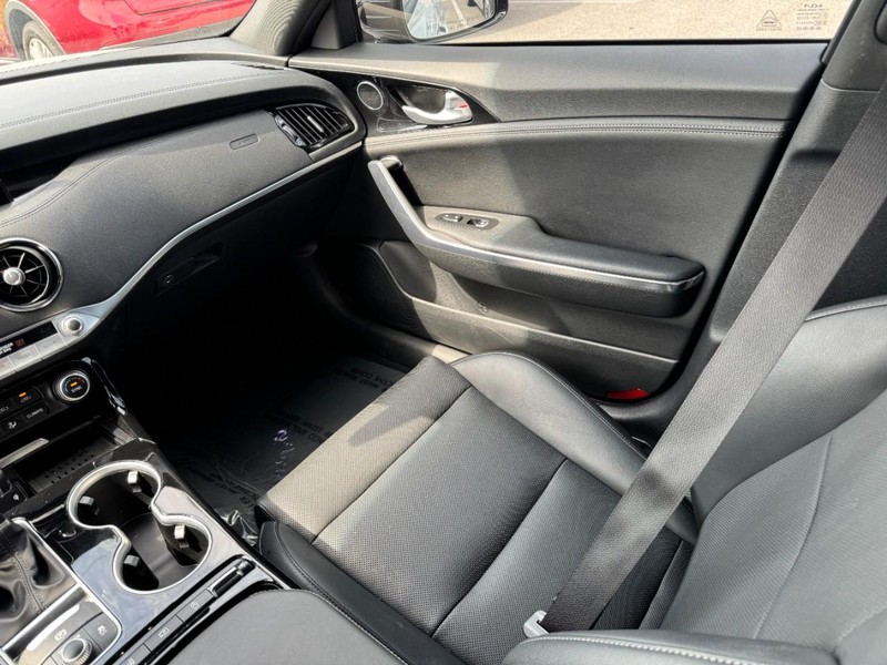 Kia Stinger Vehicle Full-screen Gallery Image 11