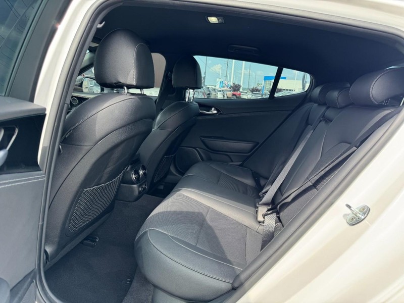 Kia Stinger Vehicle Full-screen Gallery Image 12