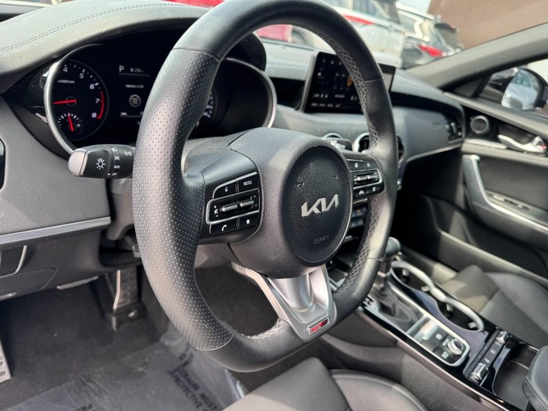 Kia Stinger Vehicle Full-screen Gallery Image 15
