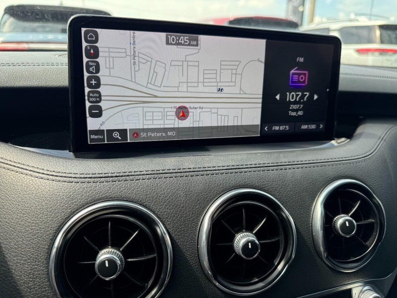 Kia Stinger Vehicle Full-screen Gallery Image 18