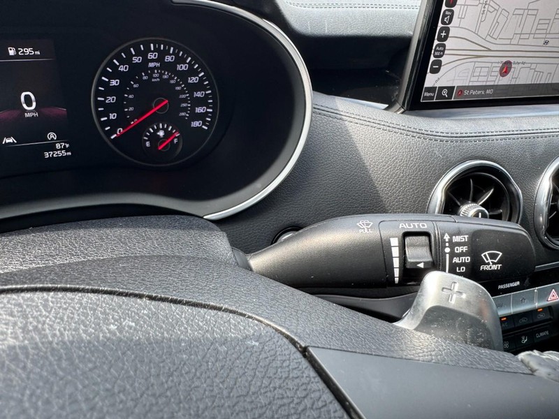 Kia Stinger Vehicle Full-screen Gallery Image 23