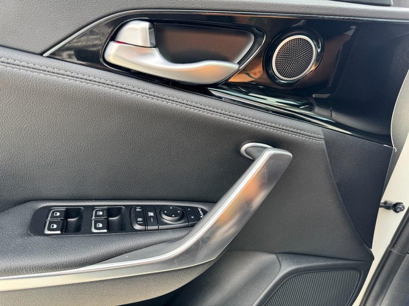 Kia Stinger Vehicle Full-screen Gallery Image 25