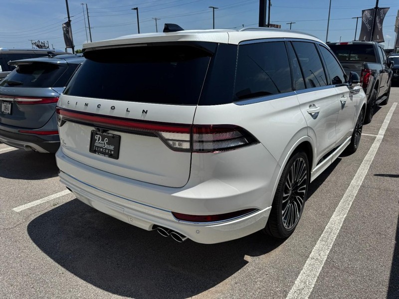 Lincoln Aviator Vehicle Full-screen Gallery Image 02