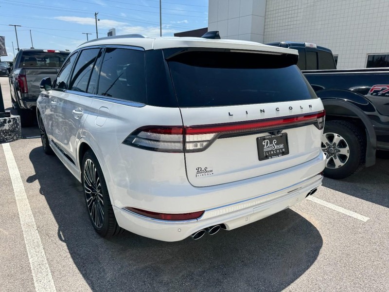 Lincoln Aviator Vehicle Full-screen Gallery Image 04
