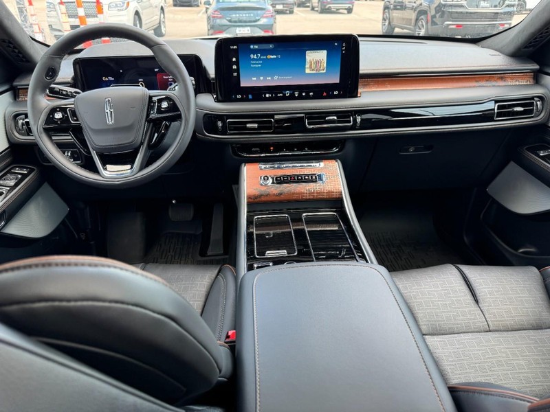 Lincoln Aviator Vehicle Full-screen Gallery Image 09