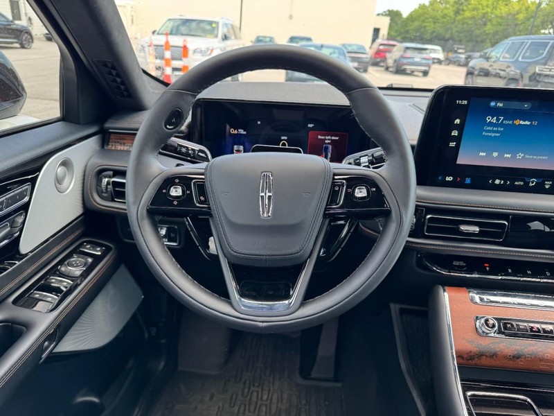 Lincoln Aviator Vehicle Full-screen Gallery Image 10