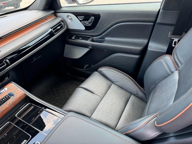 Lincoln Aviator Vehicle Full-screen Gallery Image 11