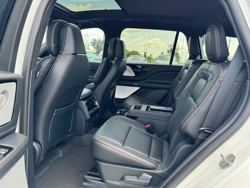 Lincoln Aviator Vehicle Full-screen Gallery Image 12