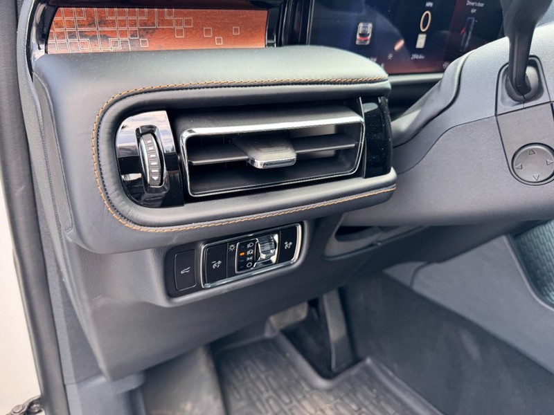 Lincoln Aviator Vehicle Full-screen Gallery Image 14