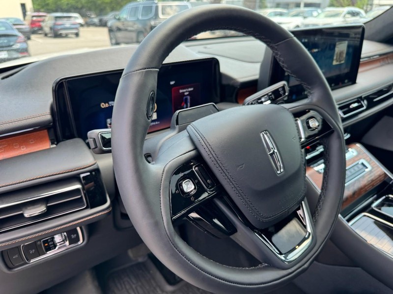 Lincoln Aviator Vehicle Full-screen Gallery Image 15