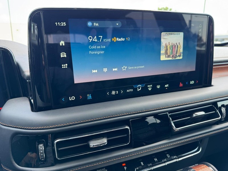 Lincoln Aviator Vehicle Full-screen Gallery Image 16