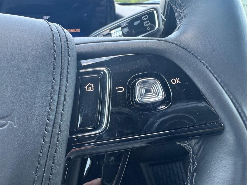 Lincoln Aviator Vehicle Full-screen Gallery Image 19
