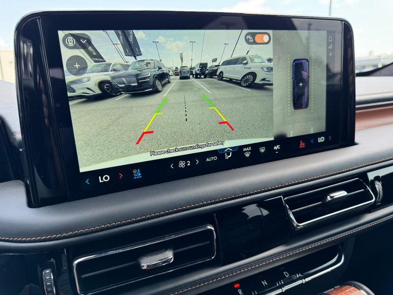 Lincoln Aviator Vehicle Full-screen Gallery Image 24