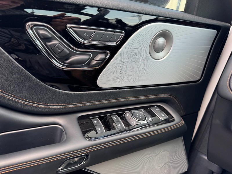 Lincoln Aviator Vehicle Full-screen Gallery Image 25