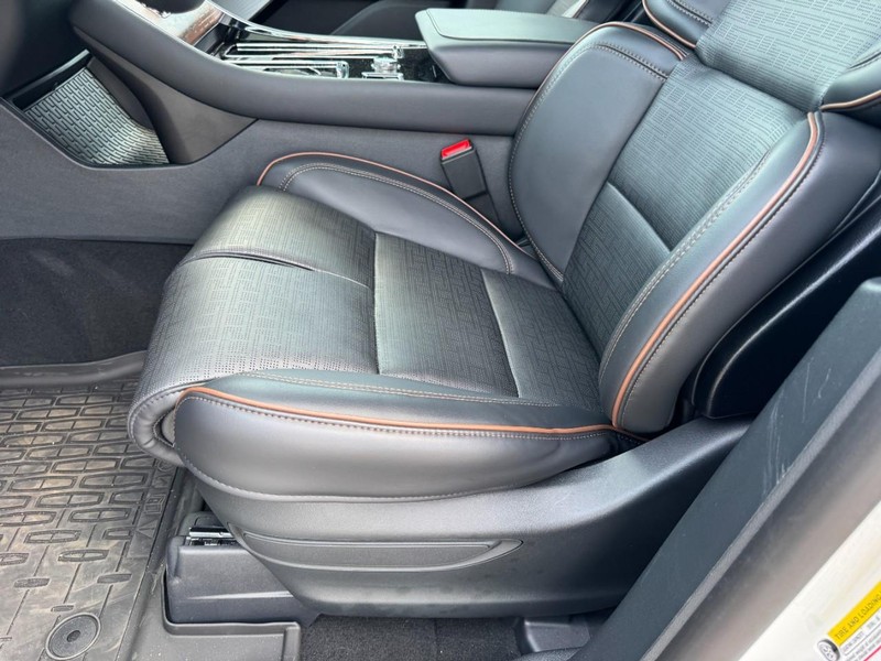 Lincoln Aviator Vehicle Full-screen Gallery Image 26