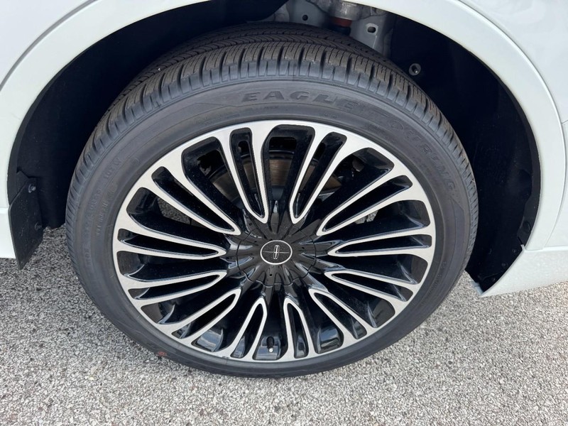 Lincoln Aviator Vehicle Full-screen Gallery Image 27