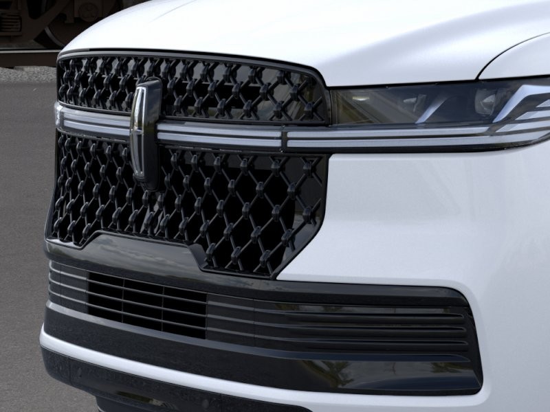 Lincoln Navigator Vehicle Full-screen Gallery Image 17