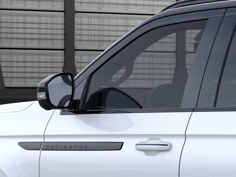 Lincoln Navigator Vehicle Full-screen Gallery Image 20