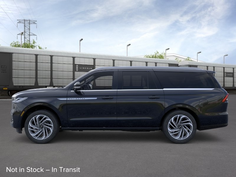 Lincoln Navigator L Vehicle Full-screen Gallery Image 03