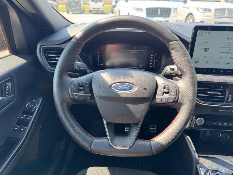 Ford Escape Vehicle Full-screen Gallery Image 10