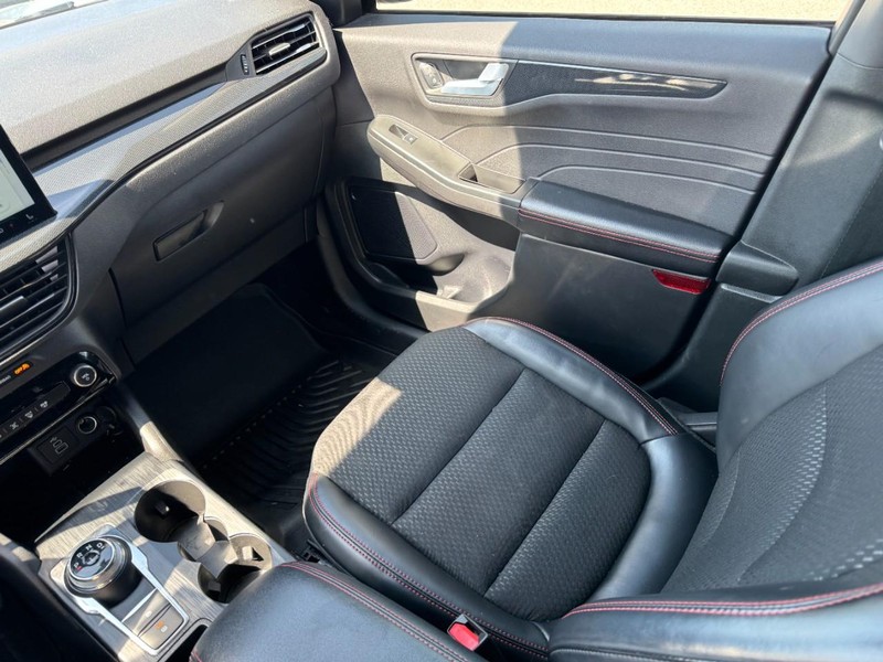 Ford Escape Vehicle Full-screen Gallery Image 11