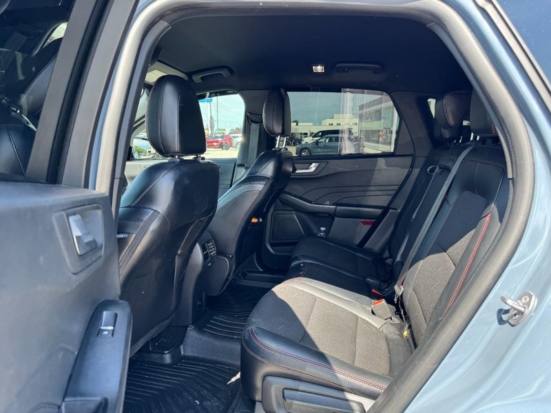Ford Escape Vehicle Full-screen Gallery Image 12
