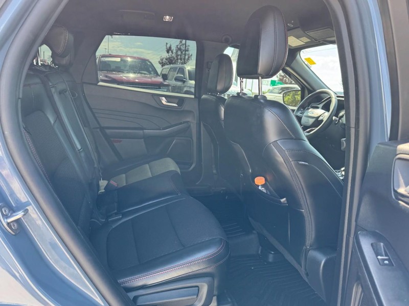 Ford Escape Vehicle Full-screen Gallery Image 13