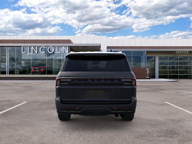 Lincoln Navigator Vehicle Full-screen Gallery Image 05