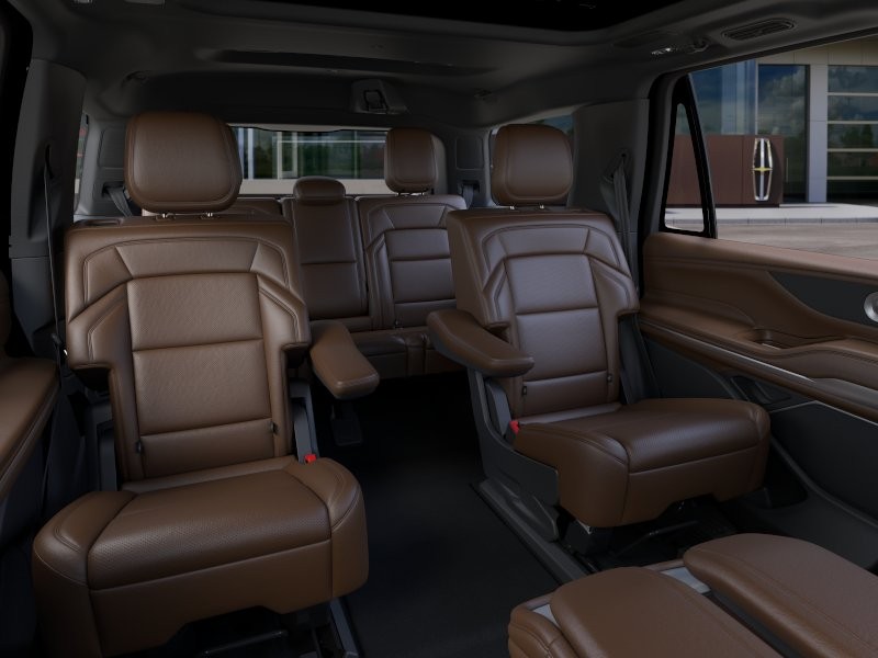 Lincoln Navigator Vehicle Full-screen Gallery Image 11