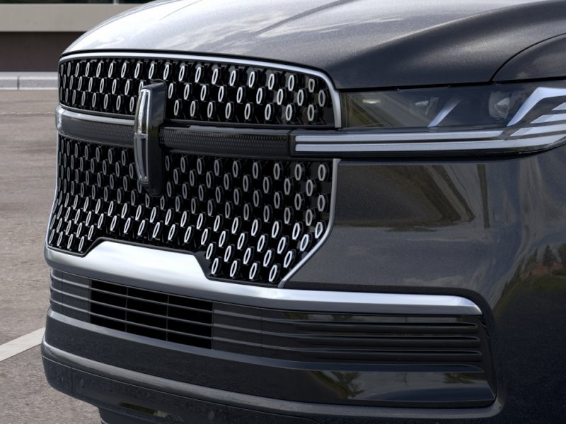 Lincoln Navigator Vehicle Full-screen Gallery Image 17