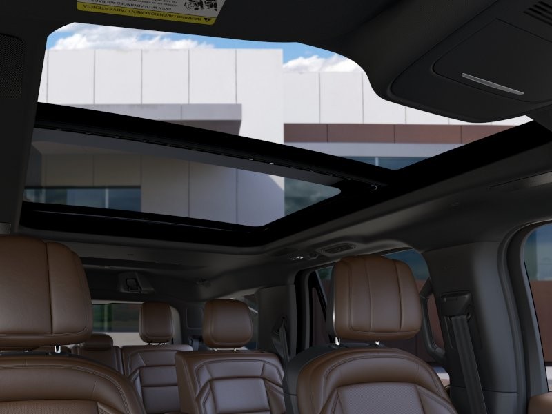 Lincoln Navigator Vehicle Full-screen Gallery Image 22